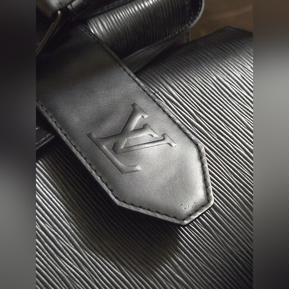 $2000 Authentic LOUIS VUITTON Epi Sac D'Epaule in Black. - Picture 16 of 17